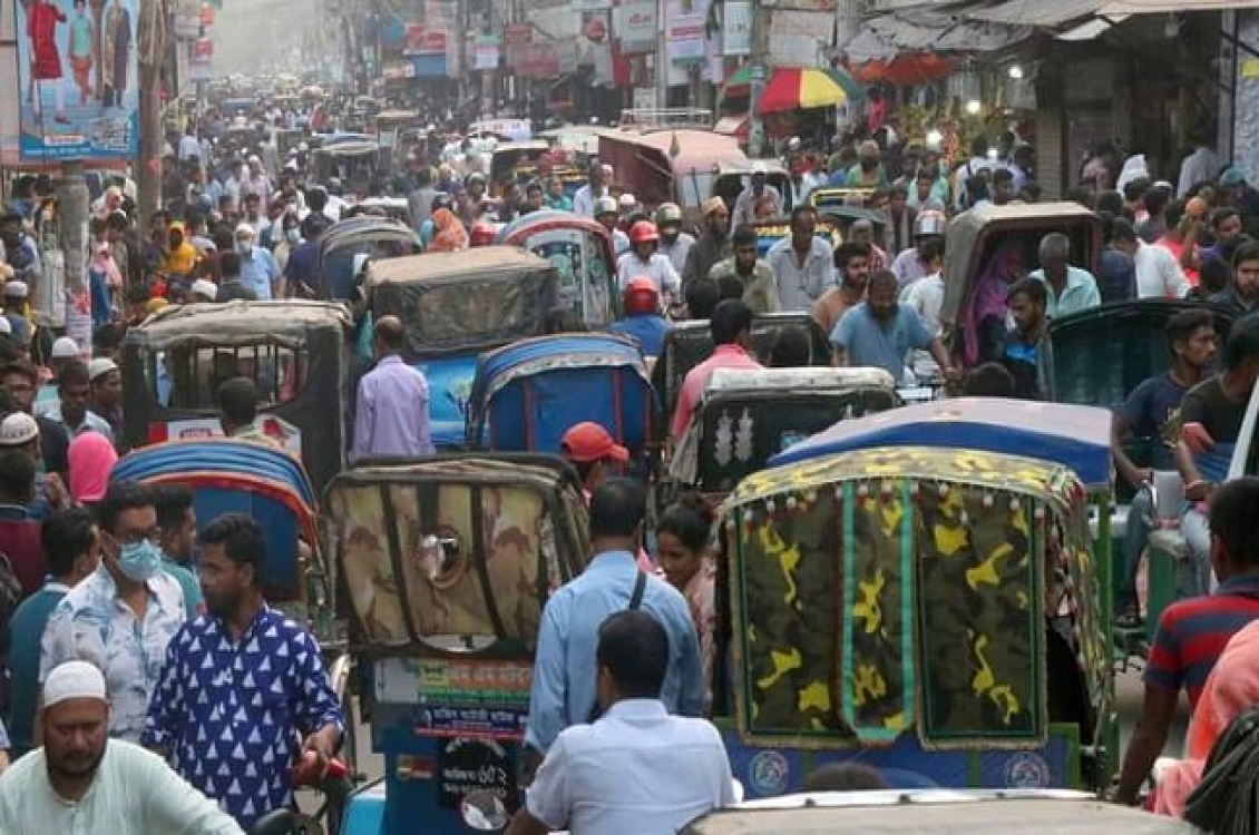 পাবনা শহরে যত্রতত্র পার্কিং, শহরজুড়ে যানজট 